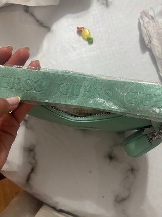 Conjunto Guess Camiseta Blanca y Bolso Teal