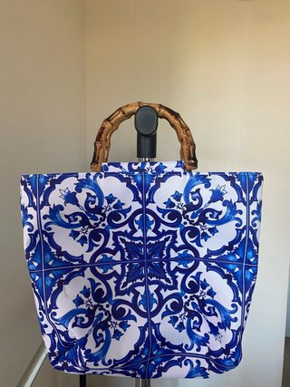 Bolso Veraniego tonos Azul blanco, con asa marron