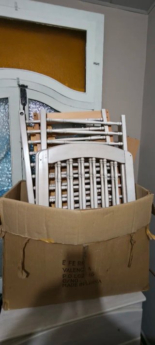 Cuna blanca de madera, se encuentra desmontada