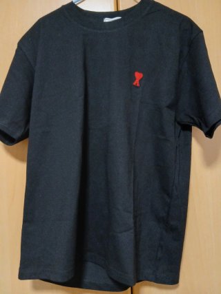 Camiseta de ami paris negra con el corazon rojo