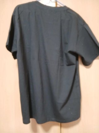 Camiseta de ami paris negra con el corazon rojo