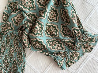 Blusa estampada con fruncidos Zara. Nueva