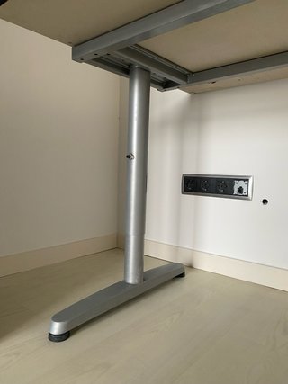 Mesa de oficina negra y plateada