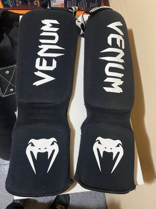 Saco de boxeo más espinilleras  y soporte Venum
