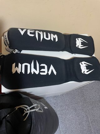 Saco de boxeo más espinilleras  y soporte Venum