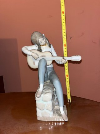 Figura mujer con guitarra porcelana