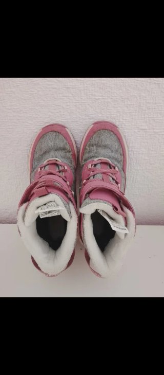 Botas de nieve rosas y grises