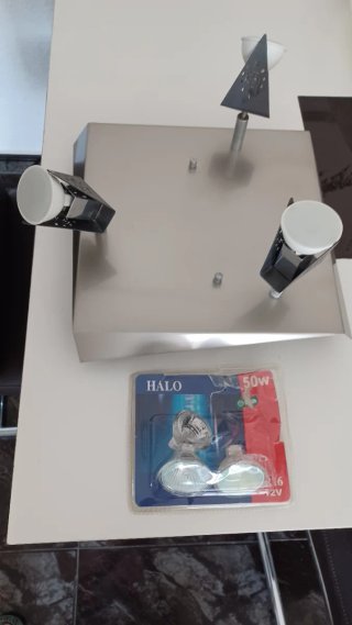 Lámpara de techo halógena plateada,de 3 focos.