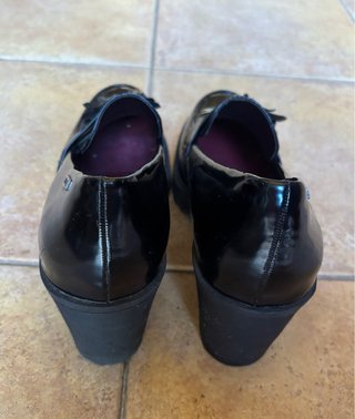Zapatos negros de tacón con flecos