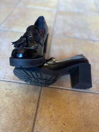 Zapatos negros de tacón con flecos