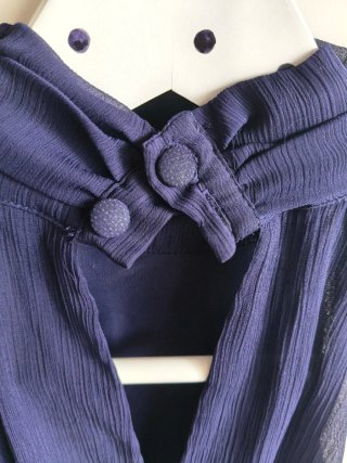 Blusa sin mangas con cuello alto y flores