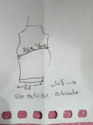 Blusa sin mangas con cuello alto y flores