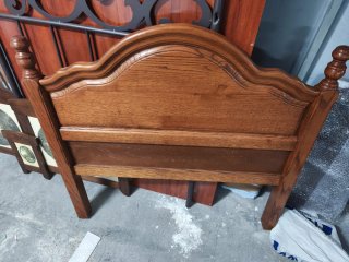 Cabecero de cama de metal y madera