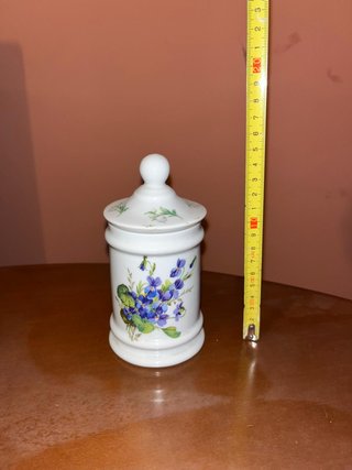 Jarrón de porcelana con tapa y flores
