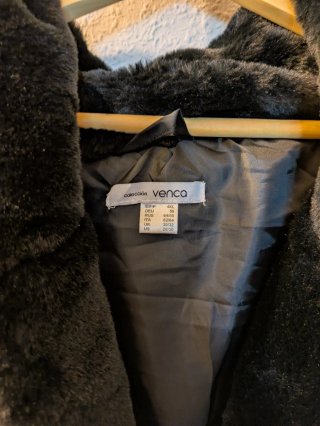 Abrigo negro con capucha talla grande 56