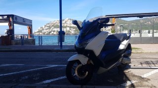 ofrezco vuelta en moto en Mallorca scooter honda!
