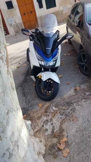 ofrezco vuelta en moto en Mallorca scooter honda!