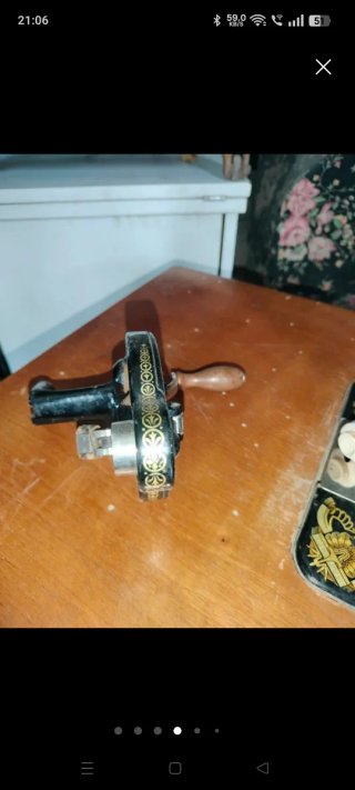 Máquina de coser antigua decorada