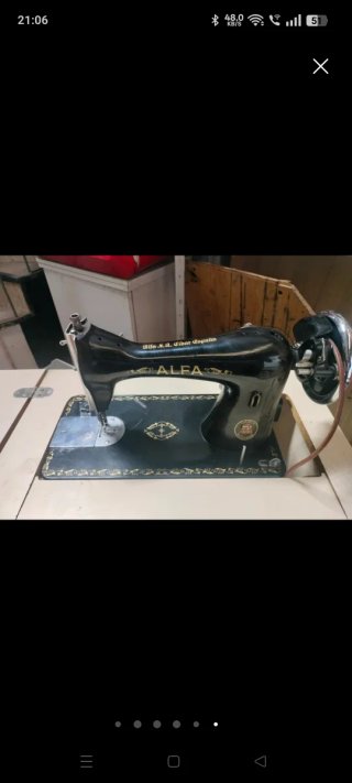 Máquina de coser antigua decorada