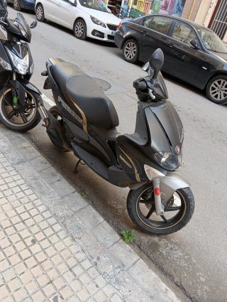 Ciclomotor Runner Negro y Plata