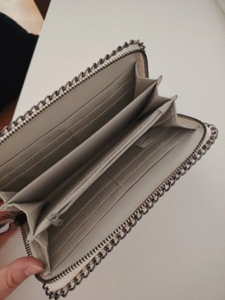 Cartera grande con detalles dorados y plateados