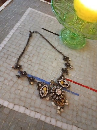 Collar gótico vintage dorado y amarillo