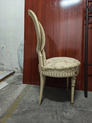 Silla estilo Luis XV con asiento floral