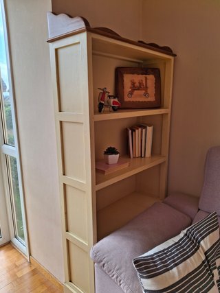 Estantería de madera beige y marrón