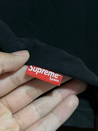 Camiseta Supreme Negra Logo Rojo