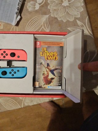 Nintendo Switch OLED nuova con scheda di memoria