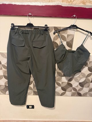Completo pantaloni e top verde oliva