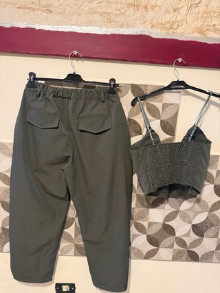 Completo pantaloni e top verde oliva