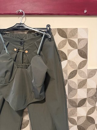Completo pantaloni e top verde oliva