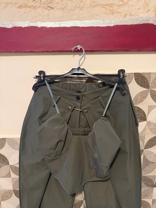 Completo pantaloni e top verde oliva