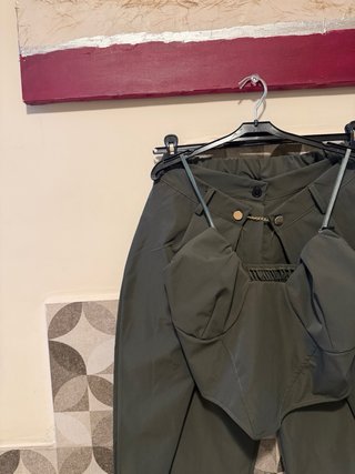 Completo pantaloni e top verde oliva