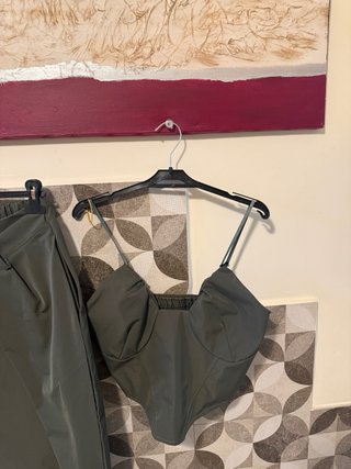 Completo pantaloni e top verde oliva