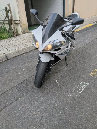 Yamaha YZF R1 Blanca y Azul