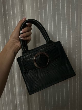 Bolso negro con detalle de aro