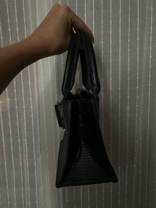 Bolso negro con detalle de aro