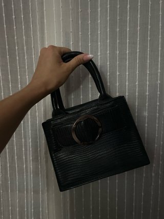 Bolso negro con detalle de aro