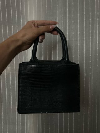 Bolso negro con detalle de aro