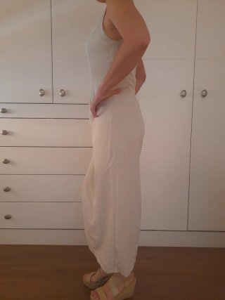 Vestido maxi beige con abertura
