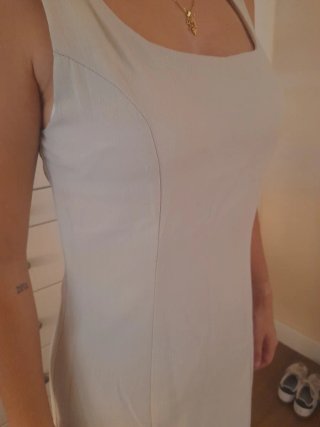 Vestido maxi beige con abertura