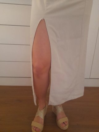 Vestido maxi beige con abertura