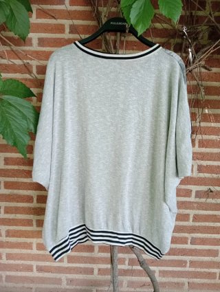 Camiseta estampada floral gris