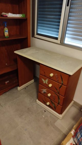 Escritorio de madera con cajones y mármol