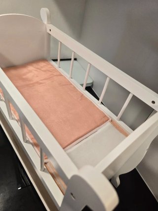 Cuna de madera para muñecas