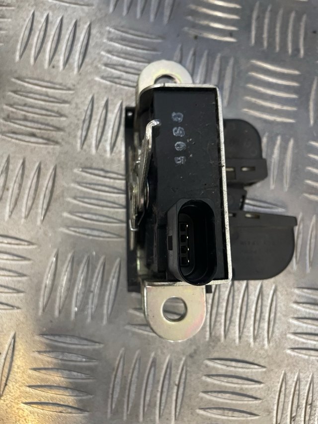 Cerradura portón trasero Golf 5