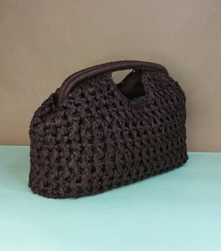 Borsa in rafia cioccolato con foulard setoso
