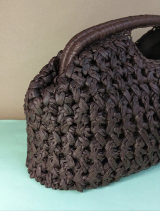Borsa in rafia cioccolato con foulard setoso